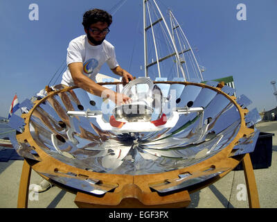 Ein Mitglied der Crew kocht einige Lebensmittel an Bord Greenpeace Rainbow Warrior mit einem solar betriebenen Gerät. Das Schiff, das in Bulgarien am Dienstagabend (19 Aug 14) angekommen, ist derzeit auf Europa-Tournee in 10 Ländern, während die Greenpeace p wird, Einschiffung Stockfoto