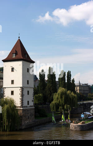 Segelboote auf dem Fluss Vltava. Stockfoto