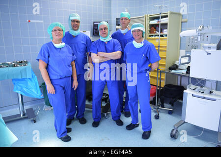 ärztliche Fertigkeiten, handwerkliches können und ein hohes Maß an High-Tech-arbeiten zu einem Patienten wie folgt auf eine Sauerland Klinik angeschlossen Stockfoto