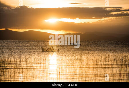 Sonnenuntergang über den Titicaca-See Titicaca-See, Copacabana, Bolivien Stockfoto