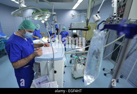 ärztliche Fertigkeiten, handwerkliches können und ein hohes Maß an High-Tech-arbeiten zu einem Patienten wie folgt auf eine Sauerland Klinik angeschlossen Stockfoto