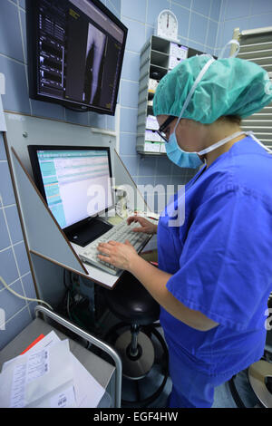 ärztliche Fertigkeiten, handwerkliches können und ein hohes Maß an High-Tech-arbeiten zu einem Patienten wie folgt auf eine Sauerland Klinik angeschlossen Stockfoto