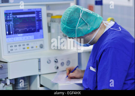 ärztliche Fertigkeiten, handwerkliches können und ein hohes Maß an High-Tech-arbeiten zu einem Patienten wie folgt auf eine Sauerland Klinik angeschlossen Stockfoto