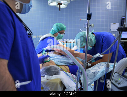 ärztliche Fertigkeiten, handwerkliches können und ein hohes Maß an High-Tech-arbeiten zu einem Patienten wie folgt auf eine Sauerland Klinik angeschlossen Stockfoto