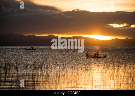 Sonnenuntergang über den Titicaca-See Titicaca-See, Copacabana, Bolivien Stockfoto