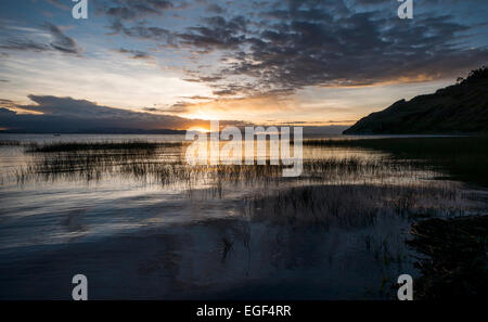 Sonnenuntergang über den Titicaca-See Titicaca-See, Copacabana, Bolivien Stockfoto