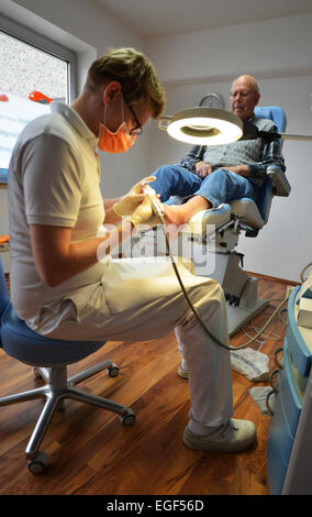 Die Fußpflegerin in seiner Praxis ist ein wichtiger Helfer, orthopädischer Chirurg, Chirurgen, Dermatologen und die Familie Brooch Stockfoto