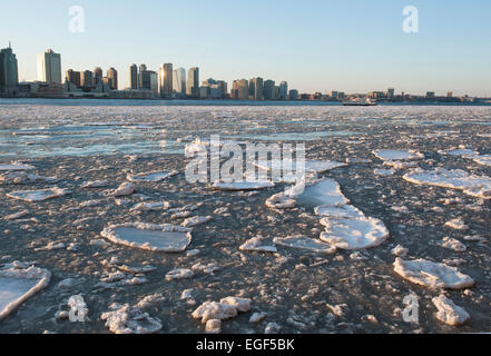 New York, USA. 23. Februar 2015. USA Wetter: Nach Tagen der Kälte, den Hudson River mit Eisschollen im New Yorker Hafen Upper Bay verstopft ist. Bildnachweis: Terese Loeb Kreuzer/Alamy Live-Nachrichten Stockfoto