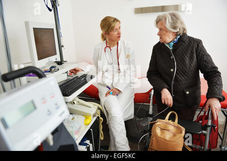 Diese Hausarzt Praxis freundlich, gepflegt zuständigen Internisten, die Patienten fühlen sich gut auch wenn sie schwer krank sind Stockfoto