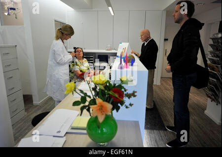 Diese Hausarzt Praxis freundlich, gepflegt zuständigen Internisten, die Patienten fühlen sich gut auch wenn sie schwer krank sind Stockfoto