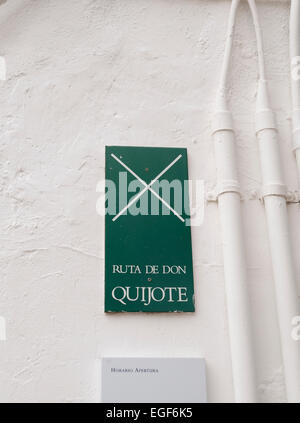 Offizielles Zeichen auf weißen Wand, Ruta de Don Quijote, der Quijote-route, Puerto Lapice, La Mancha, Spanien. Stockfoto