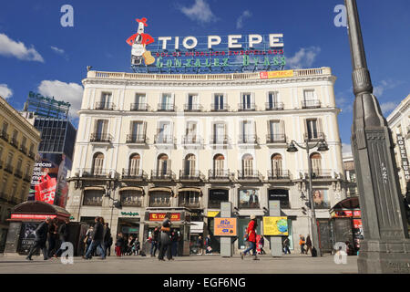 Die Puerta del Sol Platz,, Gebäude mit Tio Pepe González Byass Leuchtreklame, ein nationales kulturelles Symbol, Madrid, Spanien. Stockfoto