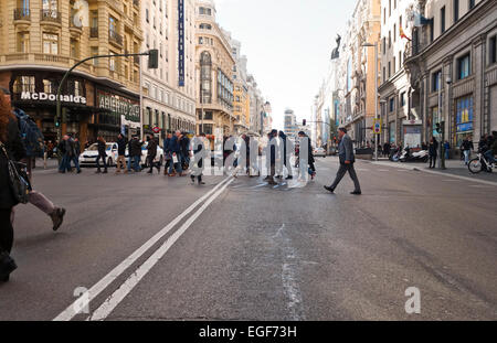 Fußgänger am Gran via Straße Kreuzung an der grünen Ampel, Madrid, Spanien Stockfoto