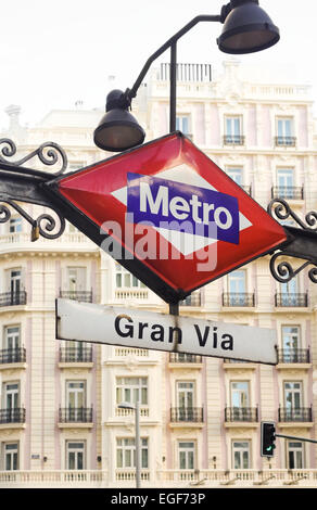 Vintage Metro-Schild am Eingang Gran Via u-Bahn, Madrid, Spanien. Stockfoto