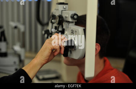 Widmet, die moderne Technologie Spezialist für Augenheilkunde in seiner Praxis der Krankheit des Auges und der Pension hatte Stockfoto