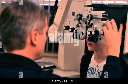 Widmet, die moderne Technologie Spezialist für Augenheilkunde in seiner Praxis der Krankheit des Auges und der Pension hatte Stockfoto