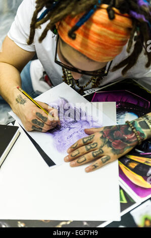 Ein Tätowierer, ein Design auf der Brighton-Tattoo-Convention arbeiten. Stockfoto