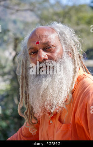 Ein Sadhu oder heiliger Mann saß über den Ganges in den Ausläufern des Himalaya von Rishikesh, Uttarkahand, Indien Stockfoto