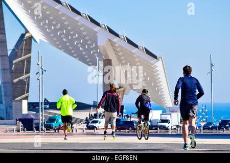 Vier Sportler im Forum. Photovoltaik-Pergola, Forum, Diagonal Mar Bereich, Barcelona. Katalonien, Spanien. Stockfoto