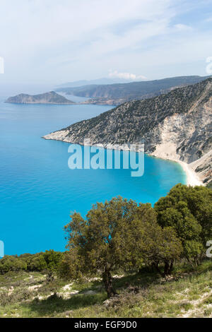 Myrtos Strand, Kefalonia. Malerische Aussicht von Myrtos Strand mit der Nordwest-Küste von Kefalonia im Hintergrund. Stockfoto