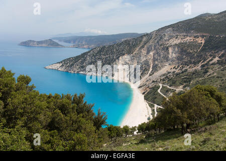 Myrtos Strand, Kefalonia. Malerische Aussicht von Myrtos Strand mit der Nordwest-Küste von Kefalonia im Hintergrund. Stockfoto