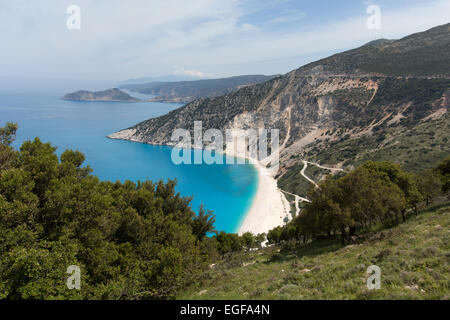 Myrtos Strand, Kefalonia. Malerische Aussicht von Myrtos Strand mit der Nordwest-Küste von Kefalonia im Hintergrund. Stockfoto