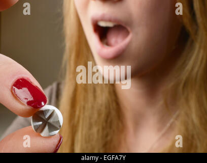 Symbolfoto "Medizin" zeigt eine junge Frau in die Einnahme einer Tablets |. Stockfoto