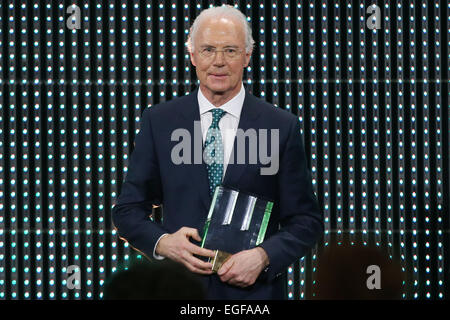 Hamburg, Deutschland. 23. Februar 2015. Ehemaliger Fußballspieler Franz Beckenbauer akzeptiert einen Ehrenpreis bei der Hamburg-Sport-Gala in Hamburg, Deutschland, 23. Februar 2015. Der 'Athlete of the Year'-Award für das Jahr 2014 wird zum 10. Mal präsentiert. Foto: Malte Christen/Dpa/Alamy Live News Stockfoto