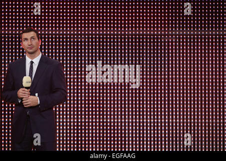 Hamburg, Deutschland. 23. Februar 2015. Boxer Wladimir Klitschko spricht bei der Hamburg-Sport-Gala in Hamburg, Deutschland, 23. Februar 2015. Der 'Athlete of the Year'-Award für das Jahr 2014 wird zum 10. Mal präsentiert. Foto: Malte Christen/Dpa/Alamy Live News Stockfoto