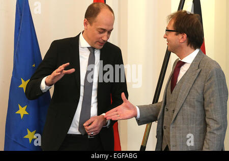 Berlin, Deutschland. 24. Februar 2015. Bundesminister für Verkehr Alexander Dobrindt (CSU) spricht mit seinem dänischen Amtskollegen Magnus Heunicke (L) über den Fehrman Belt Fixed Link in Berlin, Deutschland, 24. Februar 2015. Foto: WOLFGANG KUMM/Dpa/Alamy Live News Stockfoto