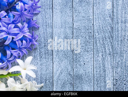 Blumen auf dem Holztisch, Frühlings-Hintergrund Stockfoto