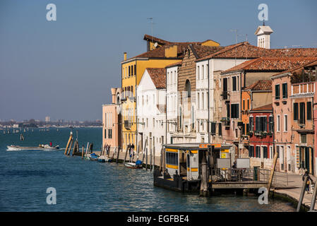 Venedig, Italien - Gebäude und Boote im Kanal im Sestiere Cannaregio Stockfoto