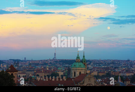 Mondaufgang über Prag wie von (fast) Prager Burg zu sehen. Stockfoto