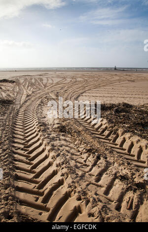 Liverpool, Merseyside, England. 24. Februar 2015.   Großbritannien Wetter. Geschwungene Parallel Rat Traktor Spuren im tiefen Sand am Crosby Strand wo Strand Clearing Operationen nach dem Sturm stattfinden. Crosby Beach beherbergt nun die permanente "Woanders", eine Skulptur von international anerkannter Künstler, Antony Gormley. Der Strand wurde von Keep Britain Tidy Quality Coast Award ausgezeichnet. QCA Award sagt Besucher, dass die Standards der Strand Management von höchster Qualität im Vereinigten Königreich sind. Bildnachweis: Mar Photographics/Alamy Live-Nachrichten Stockfoto