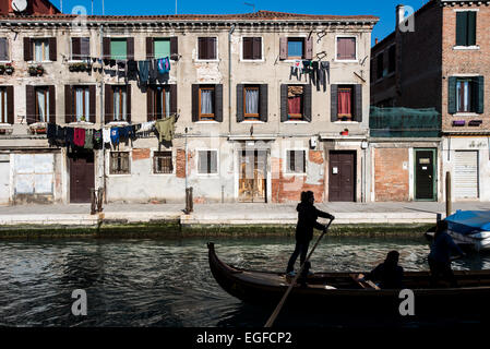 Venedig, Italien - 17. Februar 2015: eine Frau Gondoliere rudert auf einer Gondel in einem Kanal in Cannaregio an einem schönen sonnigen Stockfoto