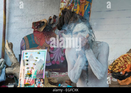 Naga Sadhu Rauchen Chillum, angelockt, Bhavnath Mela Stockfoto