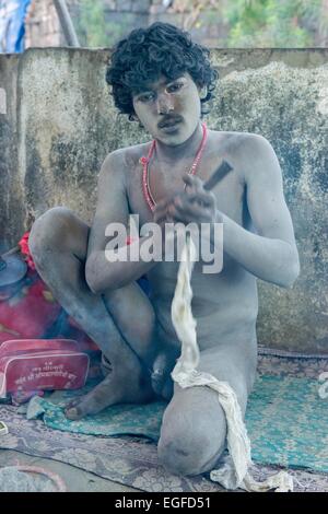 Naga Sadhu Rauchen Chillum, angelockt, Bhavnath Mela Stockfoto