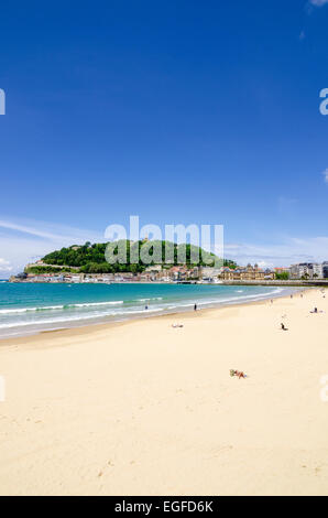 Playa de la Concha, mit Blick auf den Monte Urgull, Strand La Concha, San Sebastian, Gipuzkoa, Spanien Stockfoto