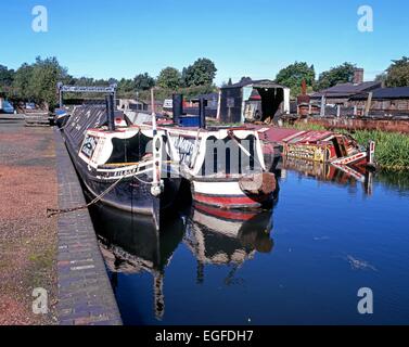 Narrowboats auf dem Kanal im Black Country Living Museum, Dudley, West Midlands, England, UK, Westeuropa. Stockfoto