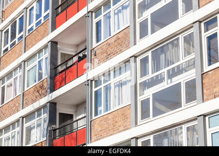 Detail aus einem Wohnblock mit Fenstern und Balkonen, Nottinghamshire, England, UK Stockfoto