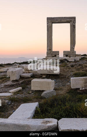 Tempel des Apollo Bogen auf der Insel Palatia, Insel Naxos, Griechenland Stockfoto