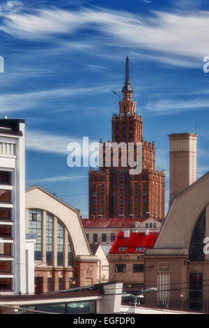 Der Akademie der Wissenschaften und der Zentralmarkt in Riga an einem sonnigen Frühlingstag Stockfoto