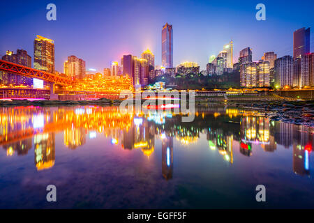 Chongqing, China am Flussufer Stadtbild bei Nacht am Fluss Jialing. Stockfoto