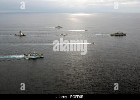 US Coast Guard Cutter standhaft und Edisto, kanadische Marineschiffe Nanaimo und Whitehorse, der mexikanischen Marine Schiff Revolucion und zwei Mexikanische Marine schnelle Patrouille Fertigkeit Dampf in Bildung als Teil der nordamerikanischen Maritime Security Initiative abseits die mexikanischen Küste 21. Februar 2015 in den Pazifischen Ozean. Stockfoto