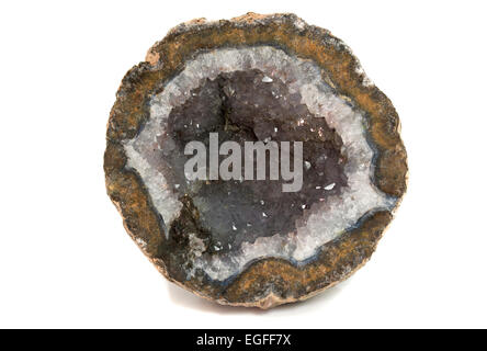 Kristalle im Juwel Stein Geode isoliert auf weiss Stockfoto