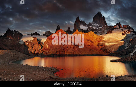 Laguna de Los Tres und Mount Los Tres, dramatische Sonnenaufgang, Patagonien, Argentinien Stockfoto