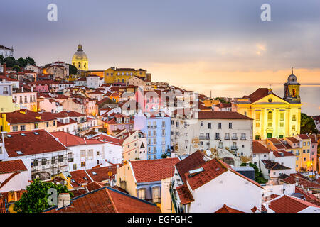 Lissabon, Portugal Stadtbild im Stadtteil Alfama in der Morgendämmerung. Stockfoto