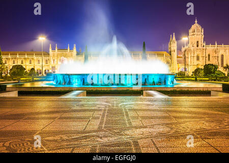 Belem, Lissabon, Portugal am Hieronymus-Kloster Brunnen in der Nacht. Stockfoto