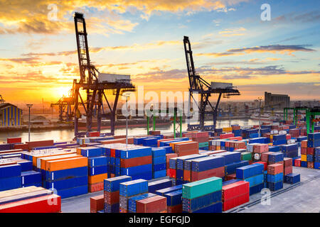 Industriehafen im Morgengrauen am Hafen von Casablanca, Marokko. Stockfoto