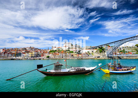 Porto, Portugal Altstadtblick am Fluss Douro mit Rabelo Boote. Stockfoto